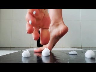 tiptoe crushing snowballs feet soles fetish